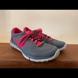 Nike flex sneakers